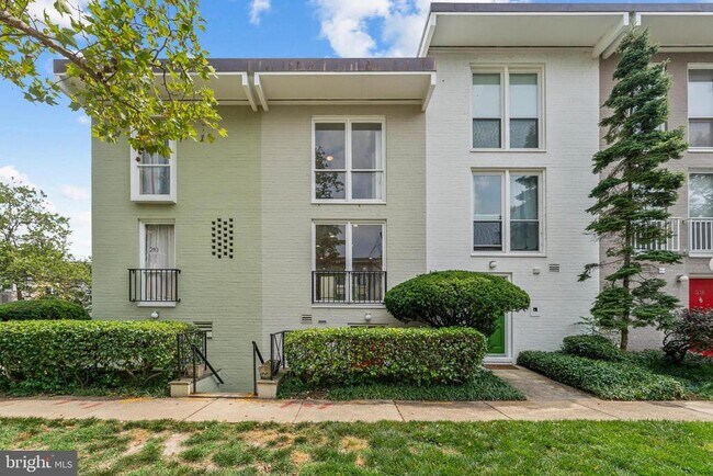 Building Photo - 212 G St SW