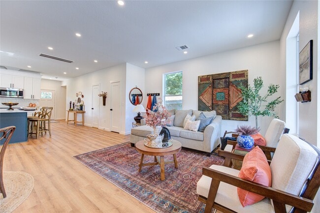 Primary Photo - 11 E Obryant St