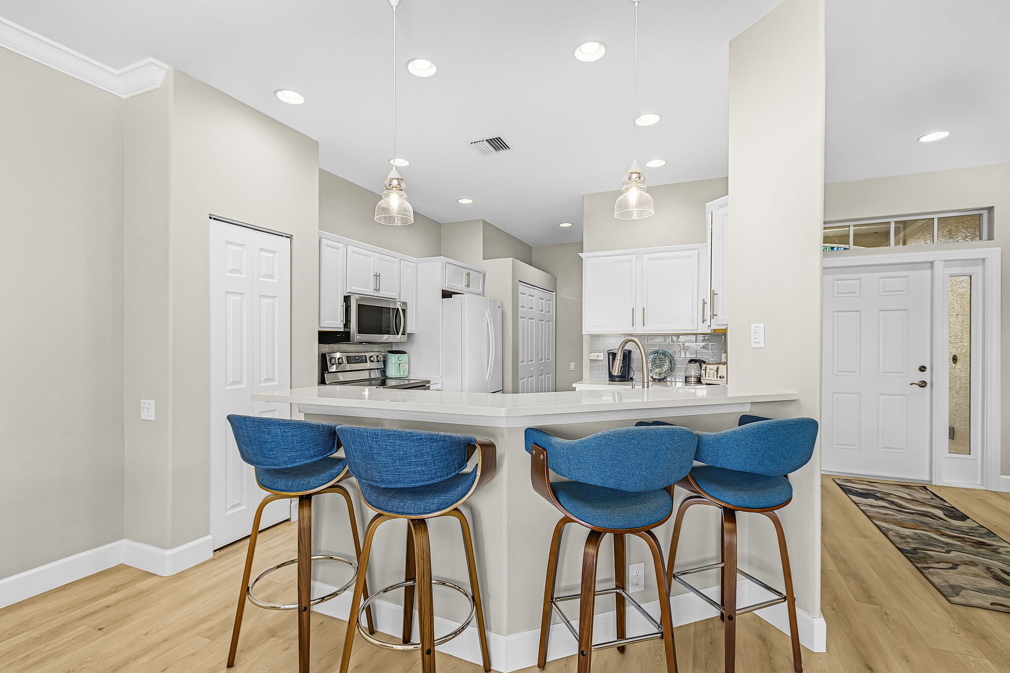 Kitchen Peninsula with seating for four - 8899 Bristol Bnd