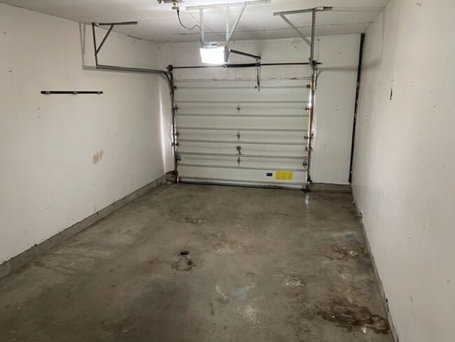 Building Photo - ONTARIO SCHOOLS - 2BR 1BA HALF DUPLEX!
