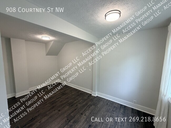 Building Photo - 908 Courtney St NW