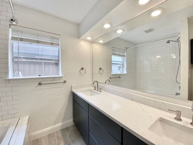 Building Photo - Recently Renovated 2 bed with Private Pati...