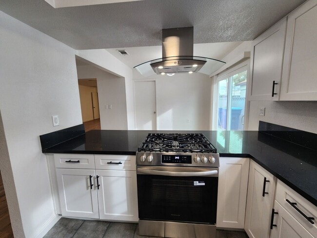 Building Photo - Renovated Beauty with a full-service Casita