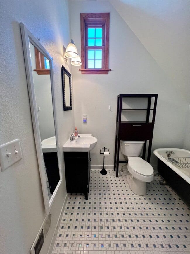 Building Photo - Charming Three Bedroom Home!