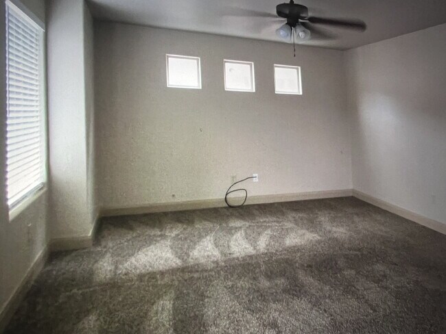 Building Photo - "Charming 3-Bed Townhouse in Cedar City with 2.5 Baths – Your Spacious 1,384 Sq Ft Retreat Awaits!"