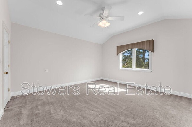 Building Photo - 300 Lark Ln