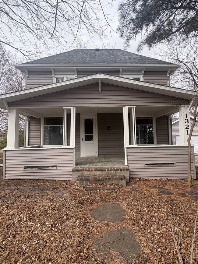 Primary Photo - 1321 W 12th St