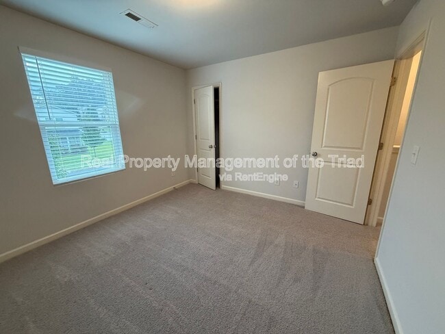 Building Photo - 3918 Vershire Ave