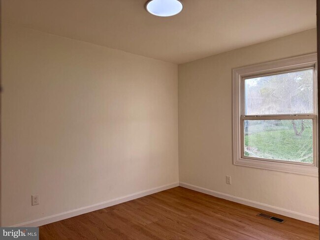Building Photo - 606 W Beech Rd
