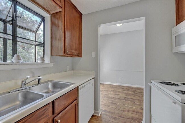 Building Photo - 711 W 21st St