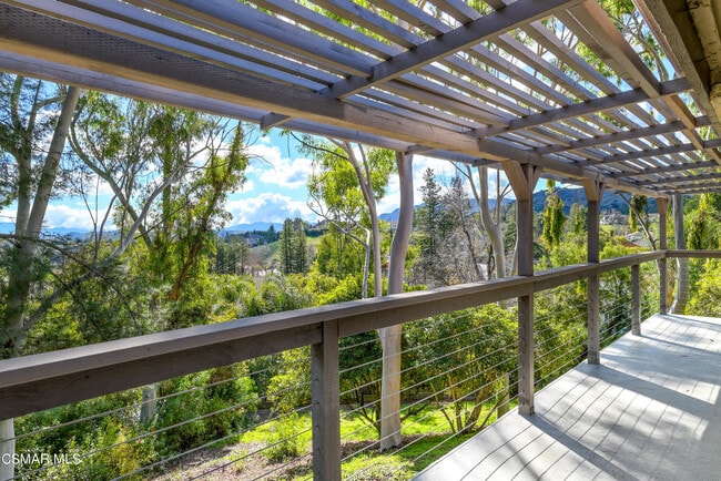 Building Photo - 2 Sparrowhawk Ln