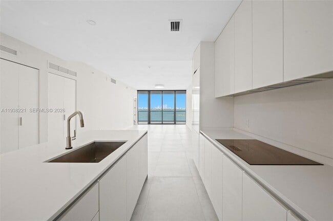 Building Photo - 700 NE 24th St