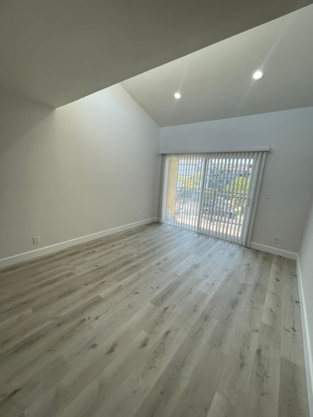 Building Photo - 2284 Dunlop St