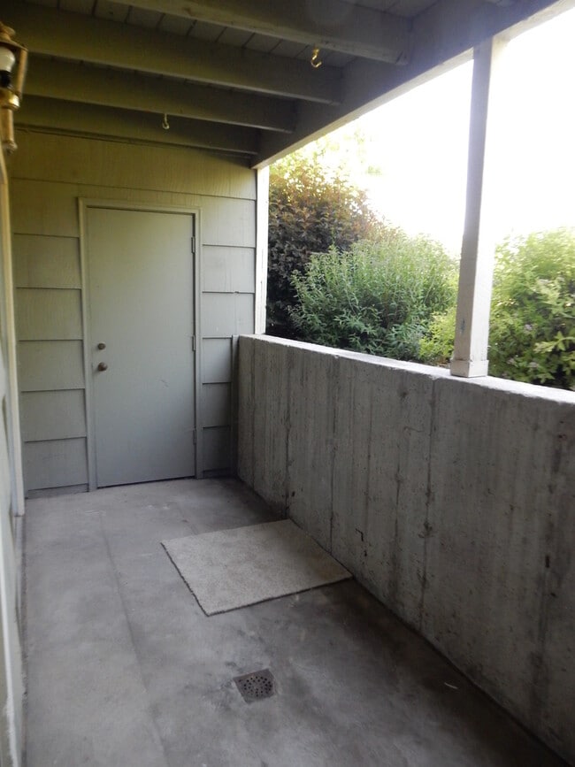 Building Photo - Charming 2 bed/ 2 bath condominium located in Gunbarrel's Hunter Creek. Next to beautiful park!
