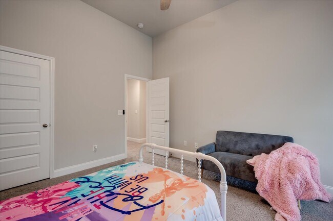 Building Photo - 707 Navan Ln