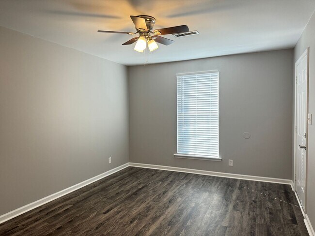 Building Photo - 423 Cook Dr