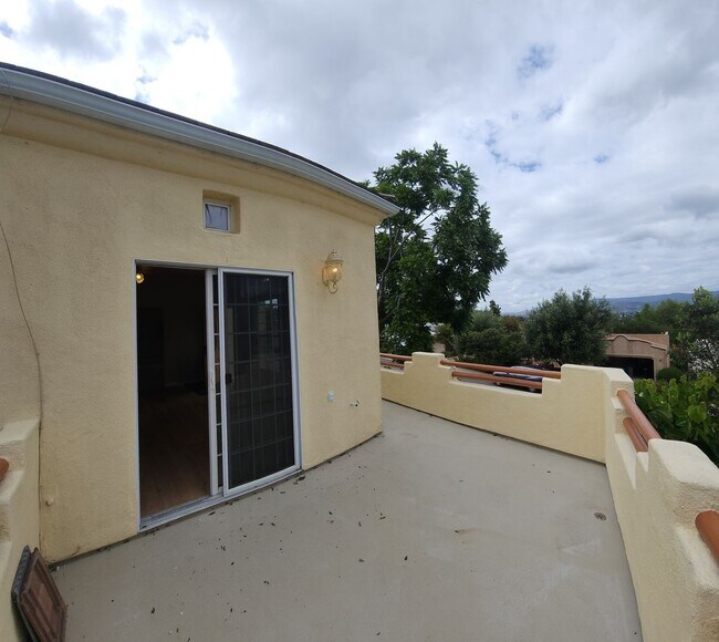 Building Photo - Contemporary Beautiful Spacious 4 bed 3 bath home