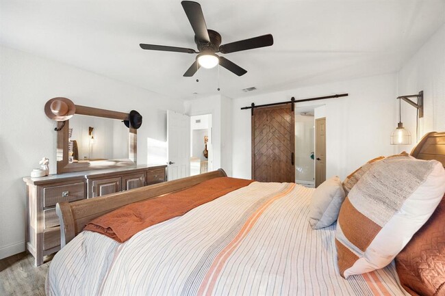 Building Photo - 705 Russet Valley Dr