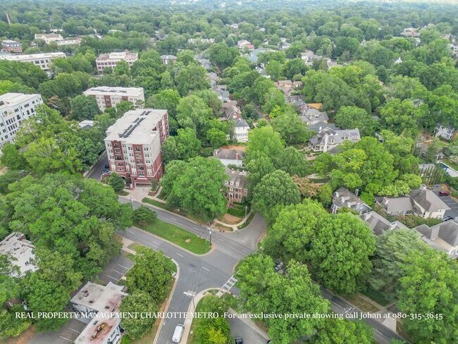 Building Photo - Luxurious 4 Bedroom, 5.5 Bathroom Townhome on Prestigious Queens Road. Contact (980) 315-3645 for...