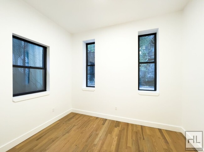 Building Photo - Spacious Williamsburg 3-Bed 2.5-Bath / Mas...