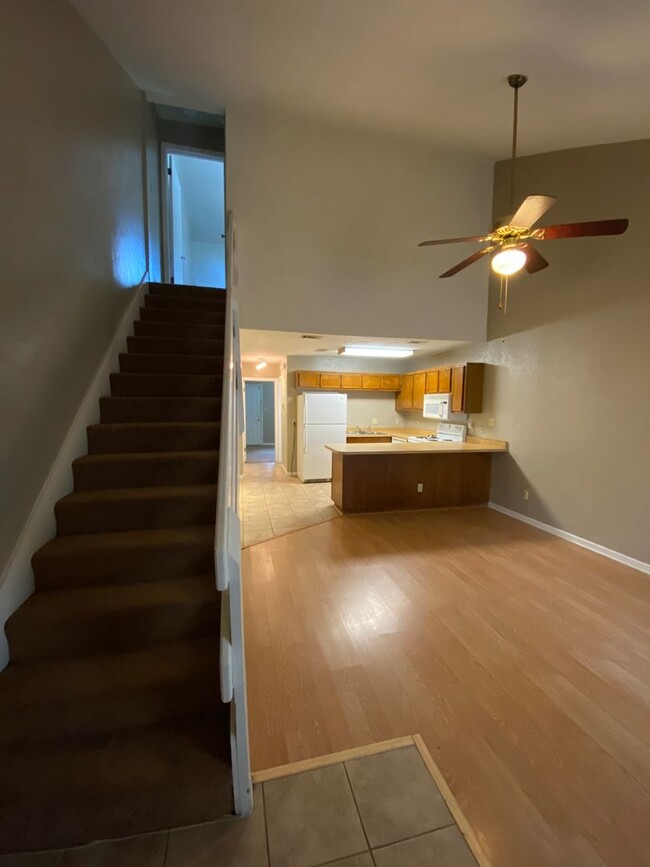 Building Photo - 2/2 Townhome in Continental Oaks Community...