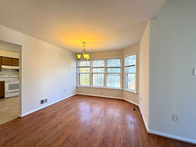 Building Photo - Lake Ridge Gem: Your Inviting Home Awaits!