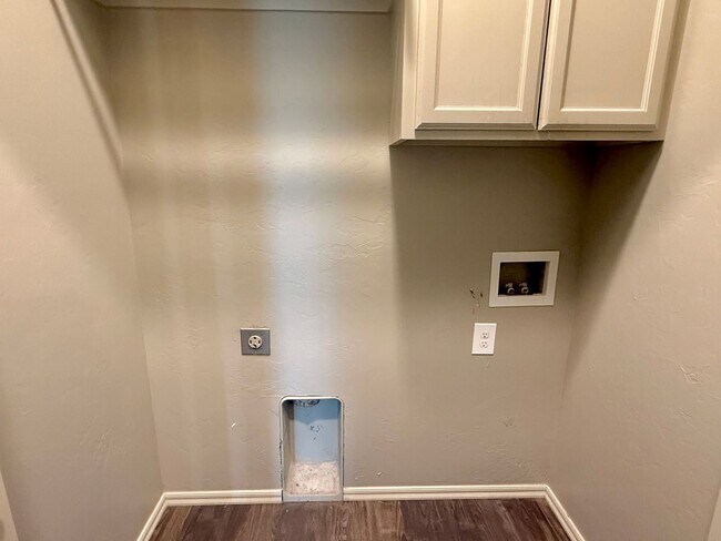 Building Photo - Beautiful 3 Bed 2 Bath Duplex in Surrey Hills!!