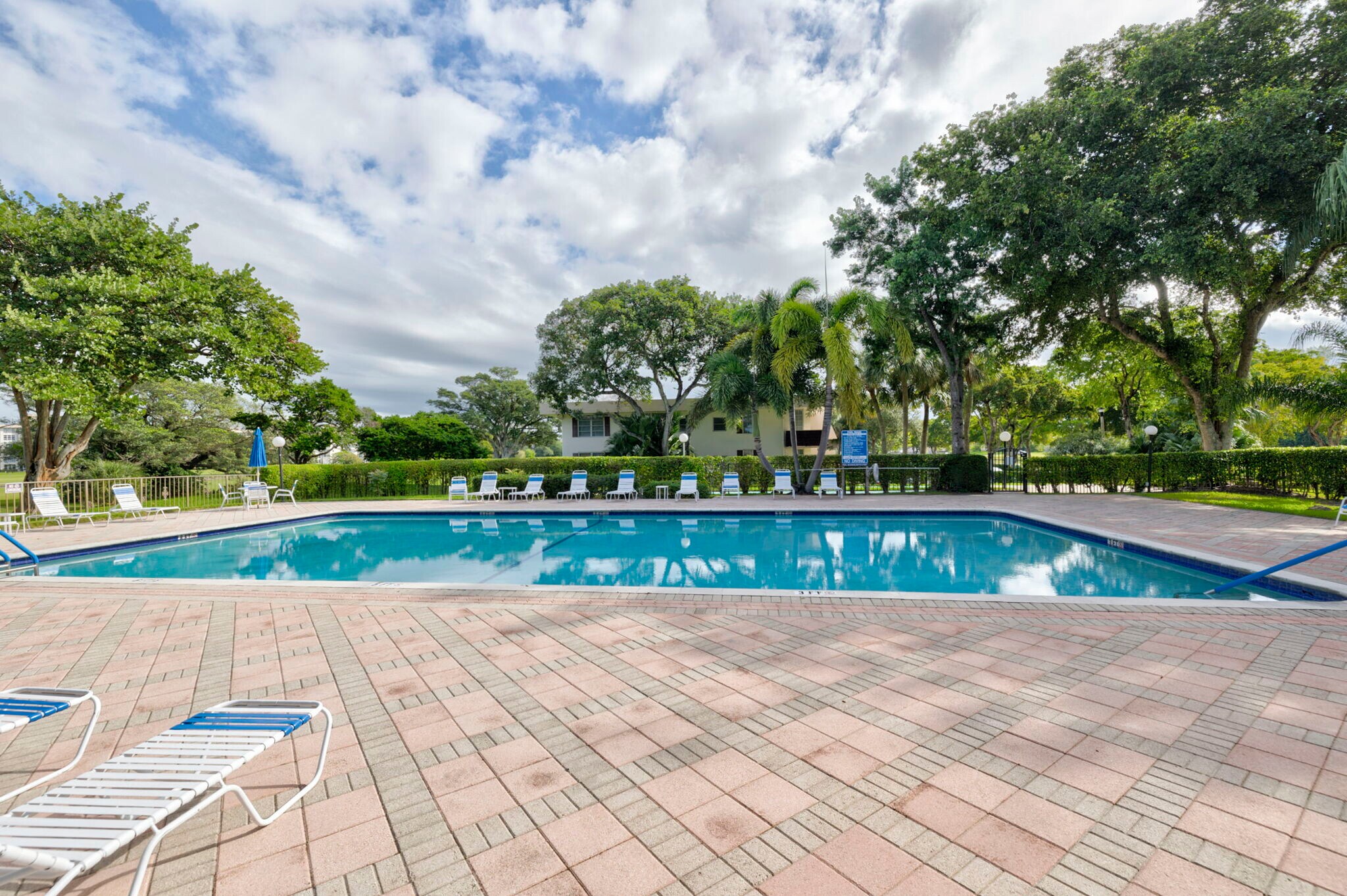 Building Photo - 2851 S Palm Aire Dr