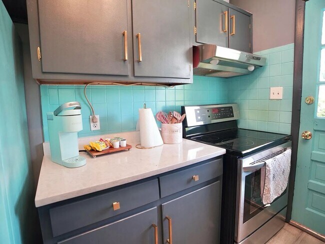 Building Photo - Three Bedroom Home