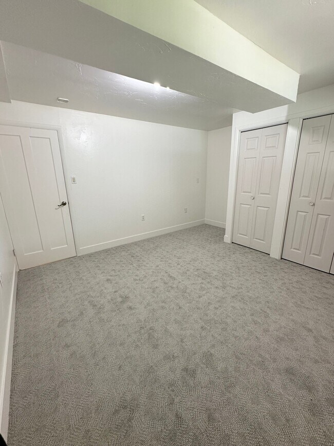Building Photo - 270 S Edgehill Dr
