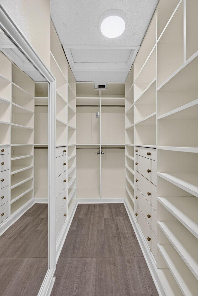 Building Photo - 1204 Oakwater Dr