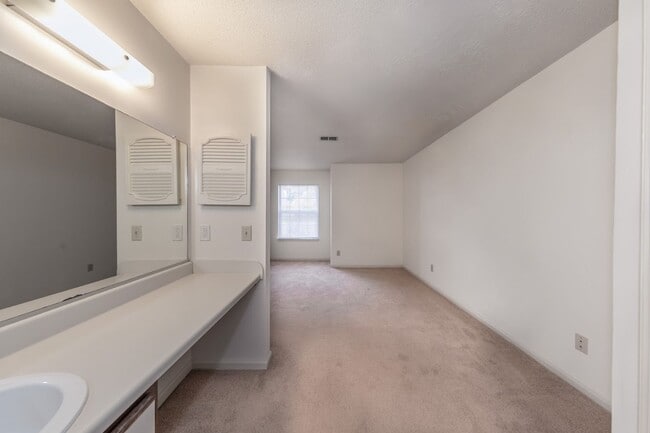 Building Photo - Prime Location!