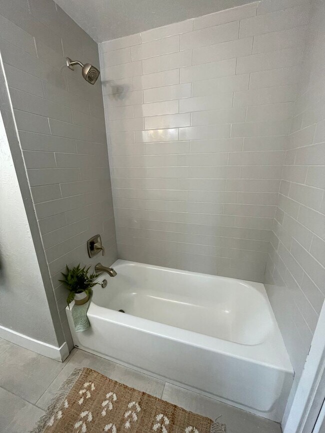 Building Photo - Spacious 5 Bedroom House in Salt Lake