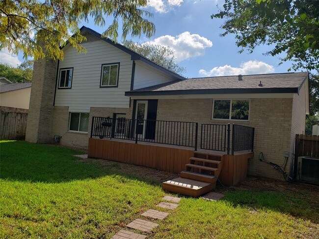 Building Photo - 3922 Green Crest Dr