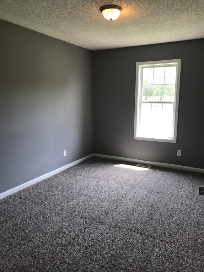 Building Photo - 3 Bedroom Pet Friendly Home For Rent!
