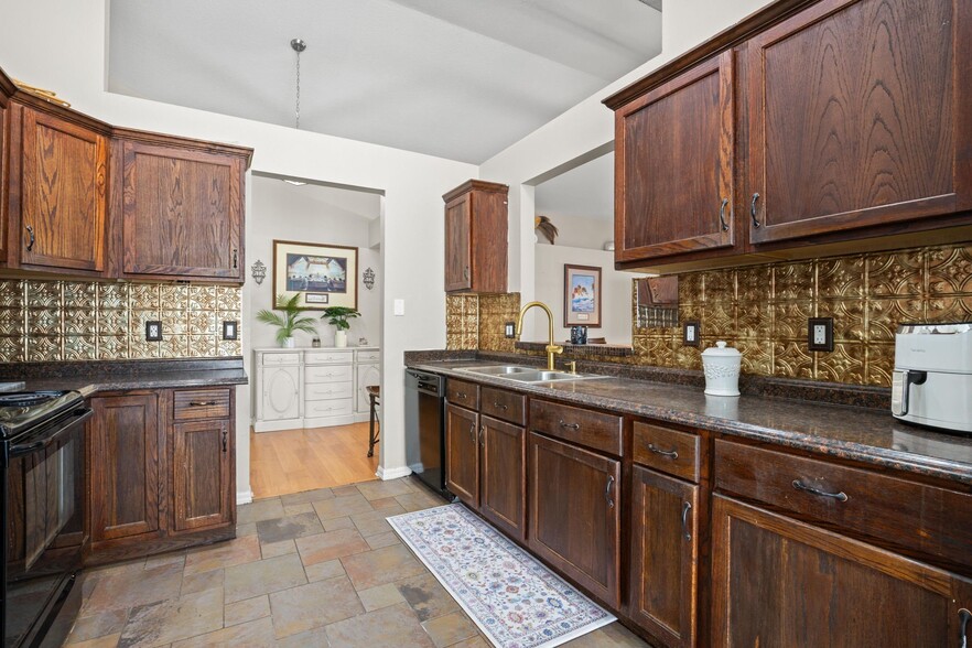 Building Photo - 18102 Leafwood Cir