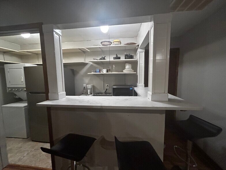 Kitchen bar - 2063 Newhaven Dr