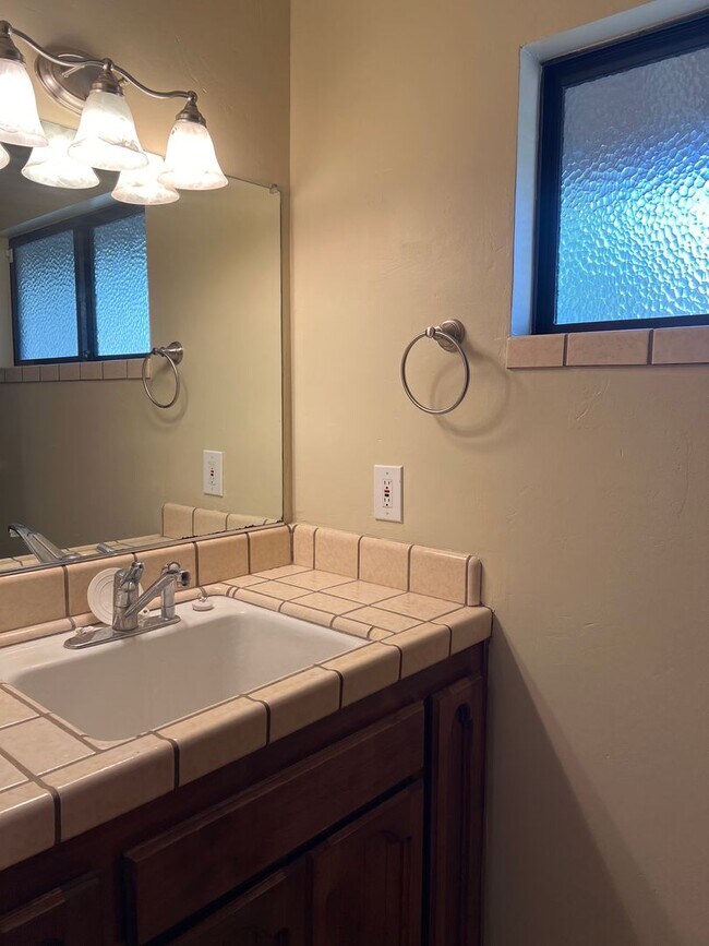 Building Photo - BEAUTIFULLY UPDATED 3 BEDROOM HOME!!