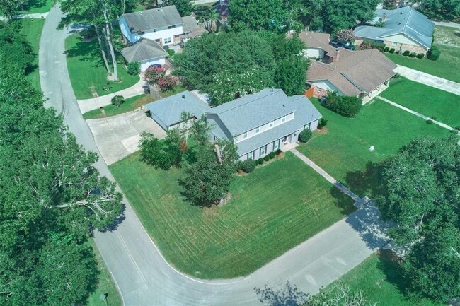 Building Photo - 725 River Plantation Dr