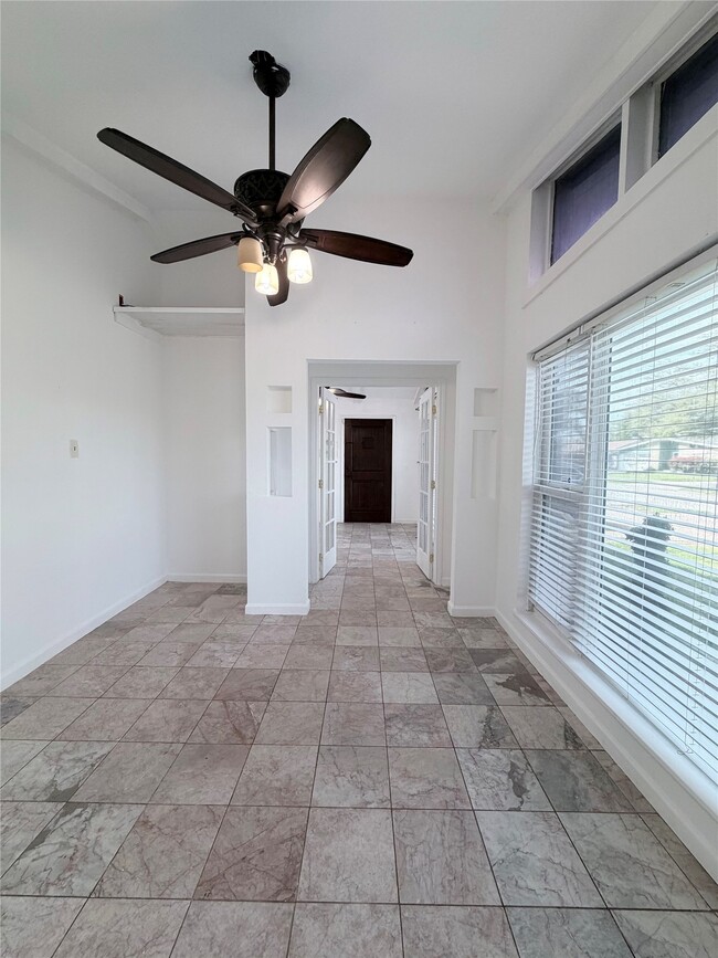 Building Photo - 618 Sulphur St