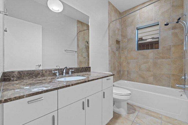 Building Photo - Contemporary Townhome Steps from Downtown/...