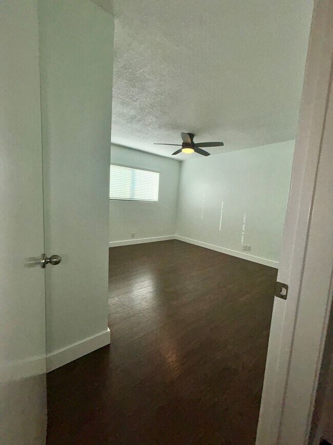 Building Photo - 1028w