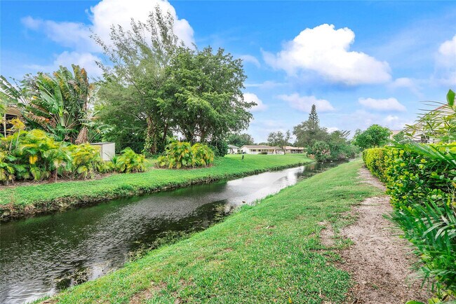 Building Photo - 9664 Royal Palm Blvd