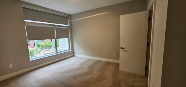 Building Photo - Contemporary Townhome East side of Downtow...