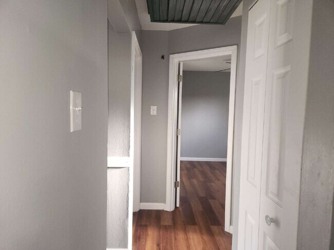 Building Photo - Completely Rehabbed Home in Oakville School District!