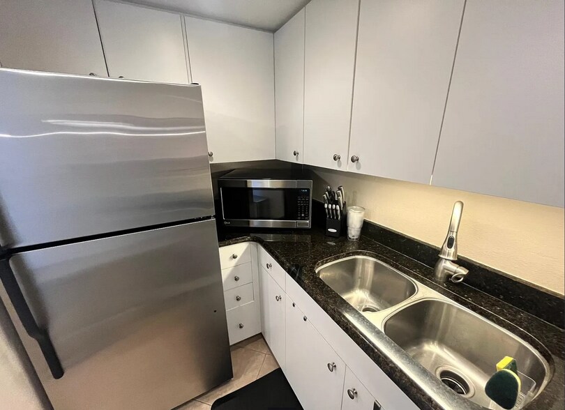 Building Photo - 880 Mandalay Ave