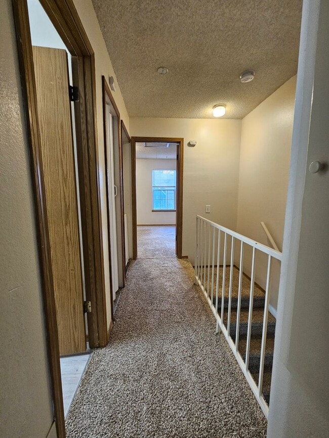 Building Photo - Spacious 2 Bed Townhome w/ Fenced Yard & N...