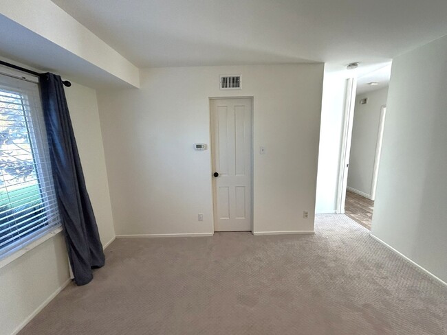 Building Photo - "Discover Your Dream Home: Spacious 3-Bed,...