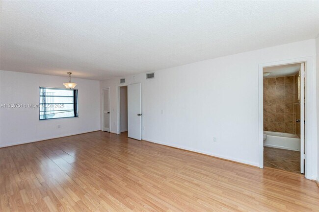 Building Photo - 3862 NE 171 St