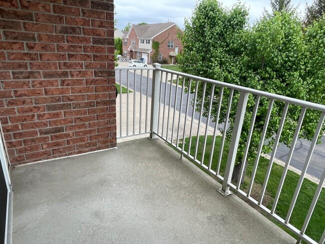 Building Photo - Shelby Twp 2-bedroom, 2-bath condo-style w...
